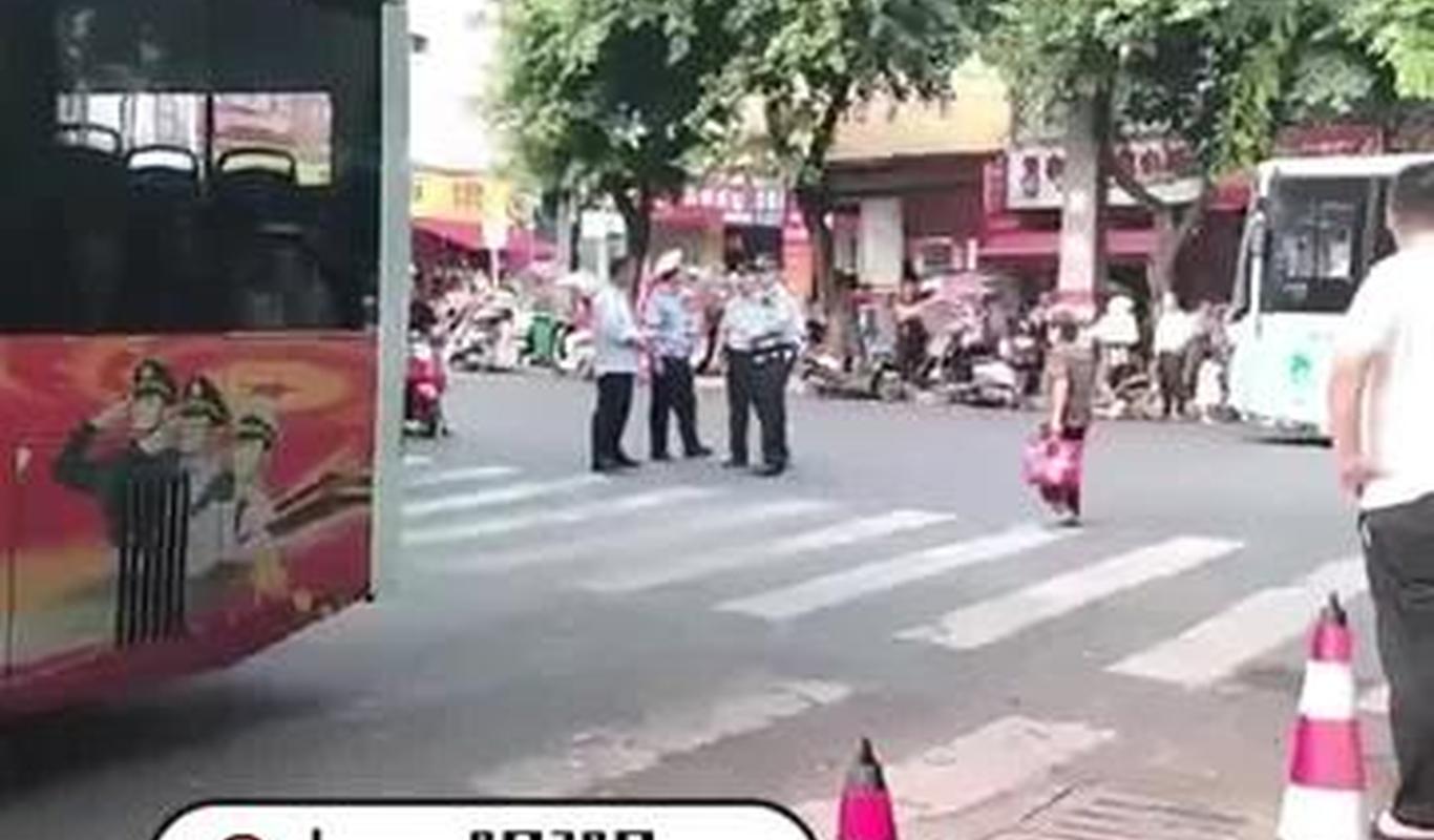 8月29日，四川眉山。一小孩被公交车碾轧身亡，警方已介入调查。