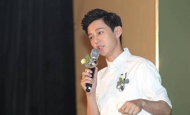 原创何炅的家庭背景原来是这样？低调了20多年，父母身份让人不相信