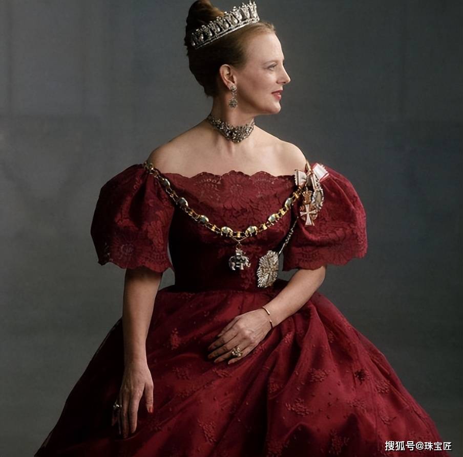 世界上最后一位女王退位!78岁为自己设计棺材超长待机52年成行走的珠宝箱开云网站 Kaiyun(图36)