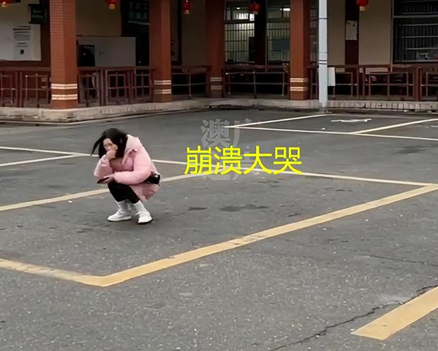 女子被扔服务区,上完WC出来男友开车跑了,女生:我们就吵了一架