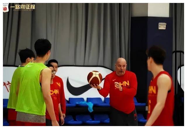 中国男篮赴亚预赛 14名球员出征，齐麟、赵嘉义临时离队。
