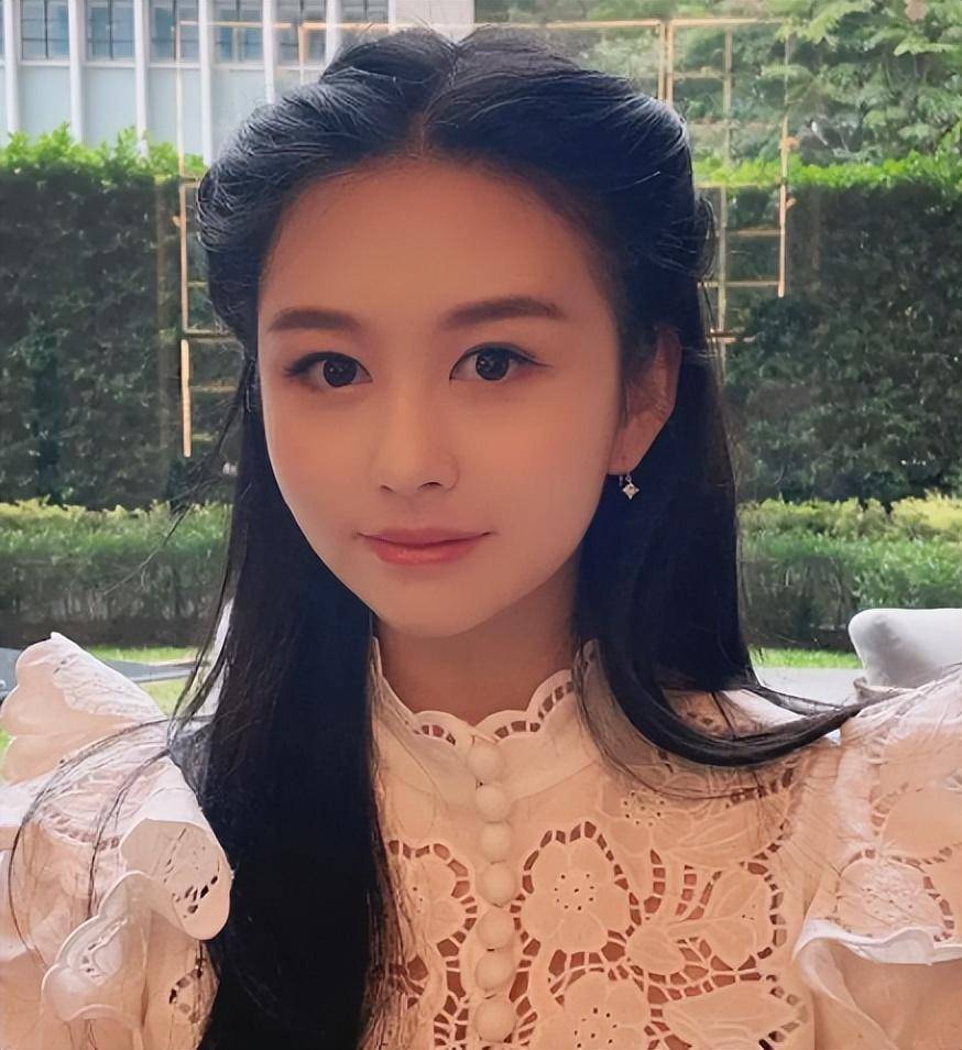 原创邱淑贞女儿惊艳亮相，26岁身材丰满有料，五官神似关之琳！
