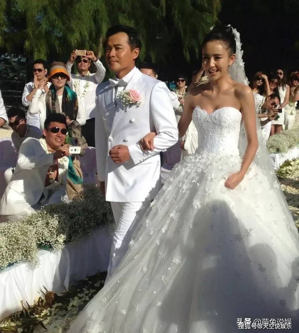 原创路人镜头下41岁的佟丽娅，肤白脸小精致，网友：简直是女神级别