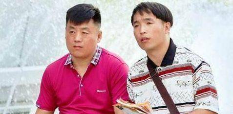 他是赵本山长的最丑的徒弟，也是宋小宝的小舅子，妻子却非常漂亮