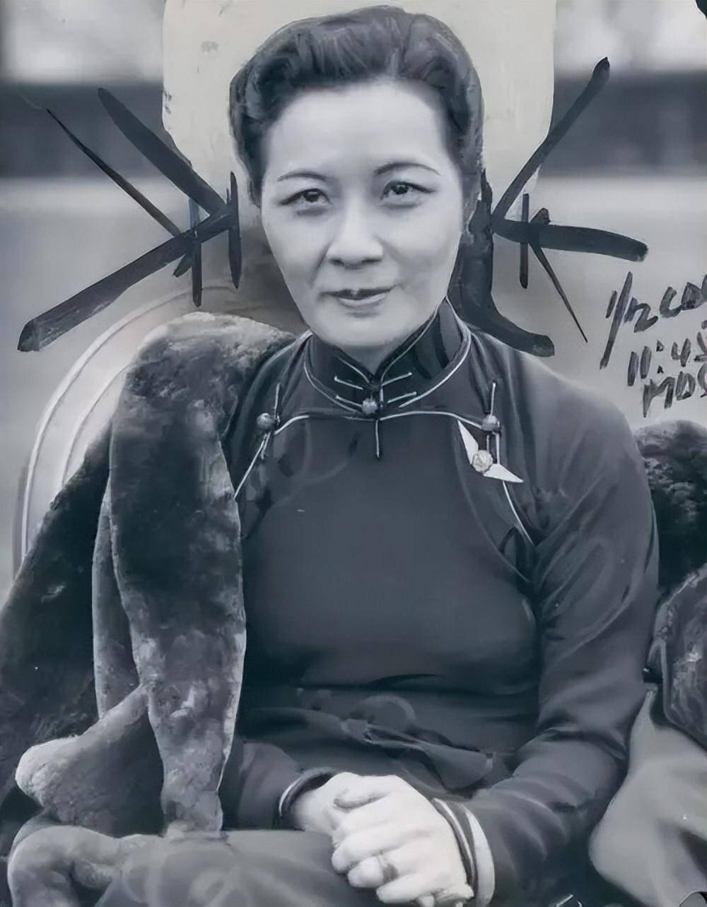 后来罗斯福问妻子埃莉诺："你还认为宋美龄是一个性格温柔甜蜜、易于亲近