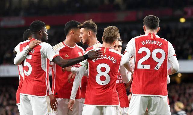 英格兰足球超级联赛英超BIG6小联赛排名大洗牌：阿森纳领跑曼联尴尬末位红军境遇堪忧