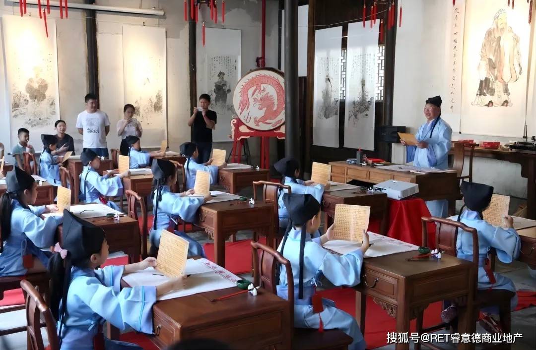 ob体育为什么说贸易街区的胜利谜底藏正在“土旧”的古文明街中？(图10)