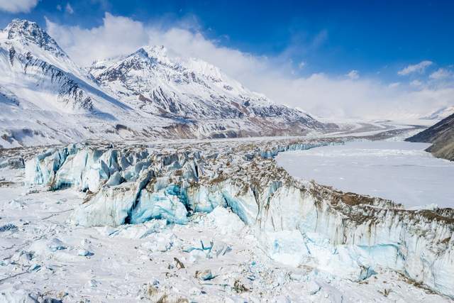 西藏自驾追冰：冬日限定美景，零距离接触蓝冰冰洞到底有多美