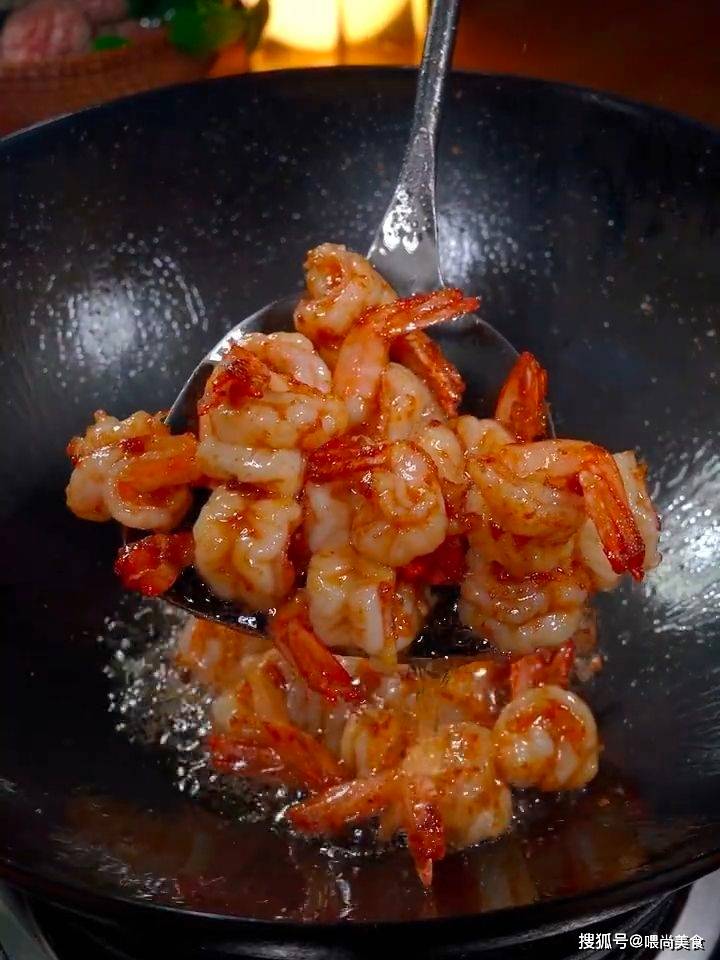 蒜苔炒虾仁，其色泽鲜亮、口感鲜美，是老少皆宜的美味佳肴