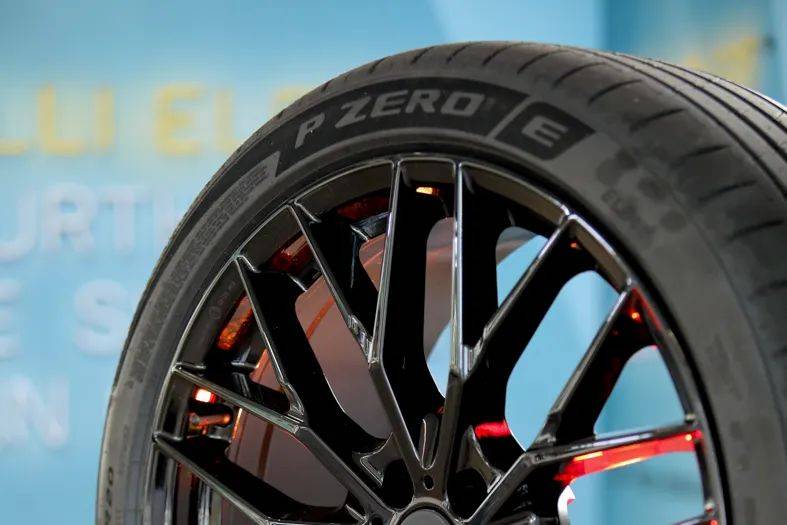 原创
                F1赛车的轮胎有啥不一样？