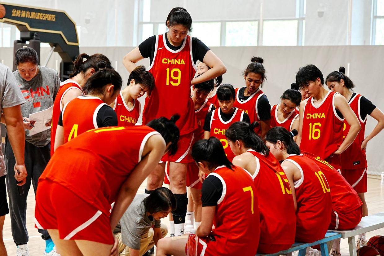 恭喜！中国女篮16岁2米28天才穿19号亮相国青：4冠名帅+陈楠调教