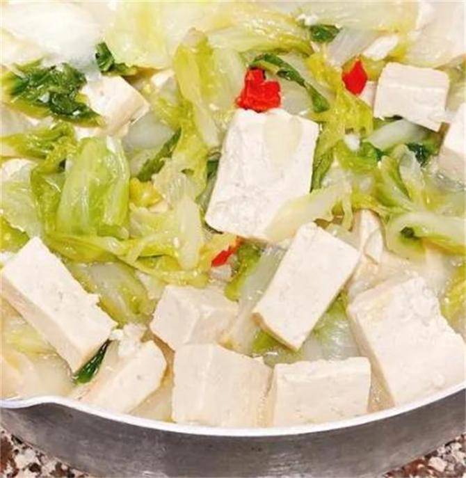 老师傅做白菜炖豆腐的方法，肯定和你不一样，不用肉汤也一样美味