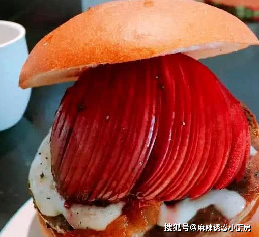 继肯德基推出螺蛳粉汉堡后 席卷日本夜市的苹果汉堡 哪种更胜一筹
