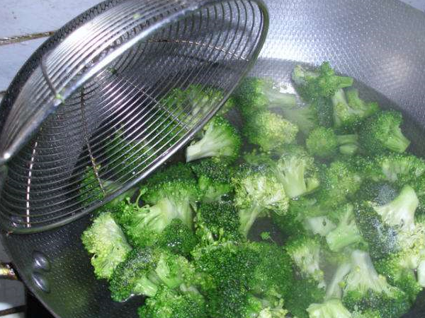 炒前需先焯水的4种蔬菜，直接下锅炒是不对的，怪不得难吃不易熟