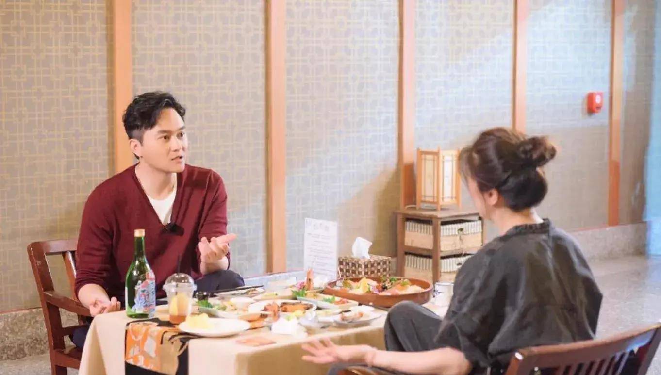张智霖袁咏仪《披荆斩棘》恩爱出游，时尚风范羡煞旁人