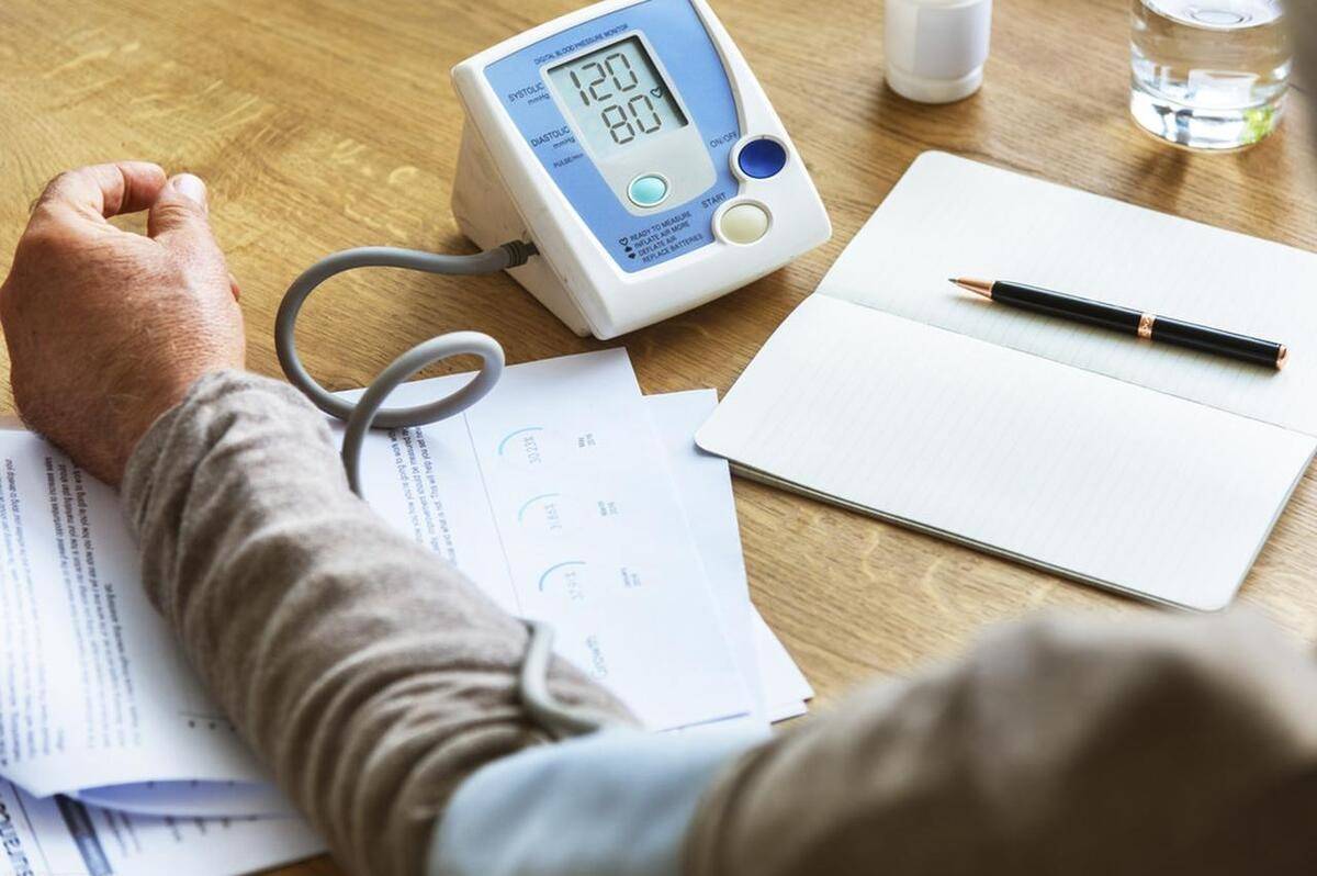 在家测量血压时，血压计要如何选择，如何正确测量血压呢？