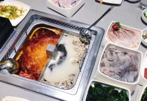 日本大胃王尝试中国火锅，点满满一大桌菜，结账时表情微妙