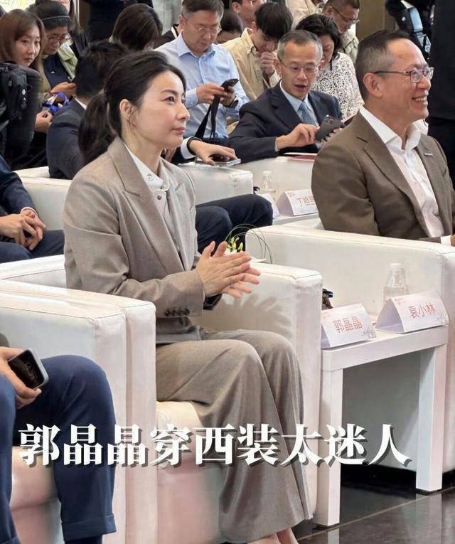 郭晶晶带着三个孩子游深圳艺术展，被称无压力，“三宝”长相引热议