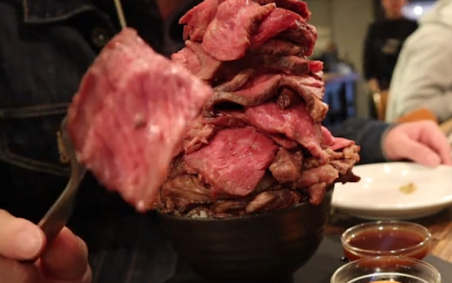 在日本90块能吃无限叠加的牛肉，网友：一次就“吃完”了一头牛！