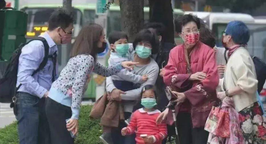 原创庾澄庆出席儿子毕业典礼，和伊能静没有同框，甘心当“妻管严”