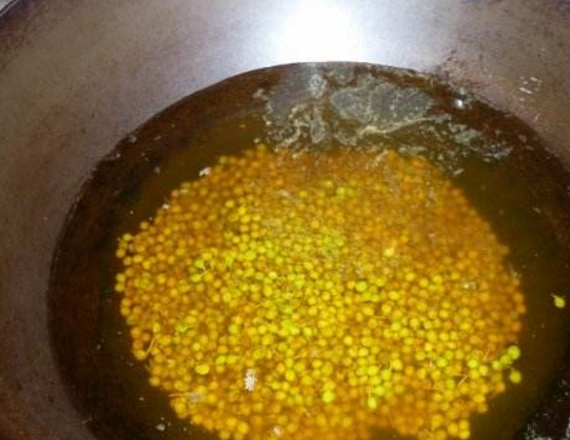 在家炸花椒油时，油温的控制很关键，做好这一步，花椒油又麻又香