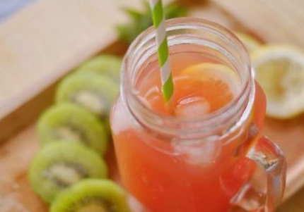 夏天自己在家做水蜜桃果汁冰爽可口，营养美味健康翻倍，你不学？
