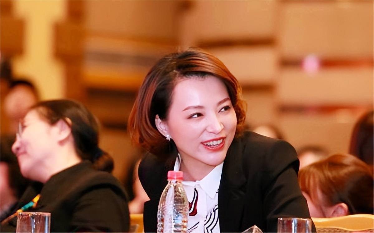 原创著名主持人董卿，到底经历了什么？为何许久不见露面？