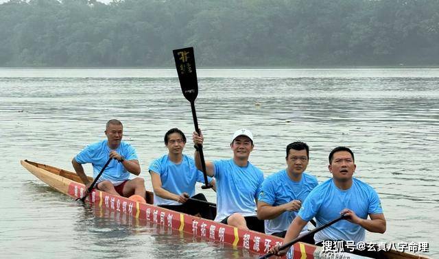 原创 张兆辉亮相佛山龙舟赛!61岁型男身材引人注目,胸肌线条动人!-张兆辉生日