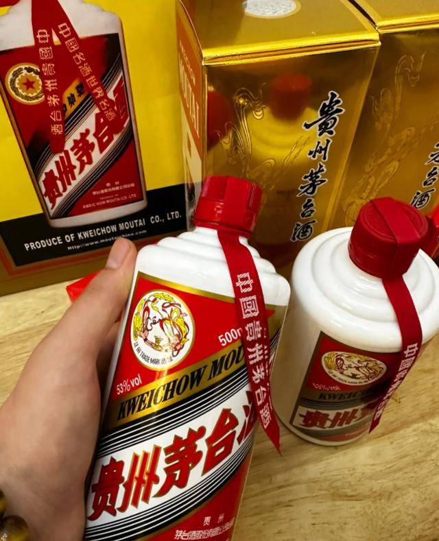 “液体黄金”飞天茅台价格持续下跌后的众生相:线上价格跌至2320元/瓶!-黄金液体酒贵州茅台镇