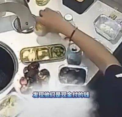 男子吃自助顺走20多瓶饮料-小伙吃自助餐