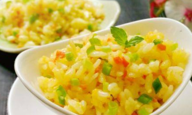 做蛋炒饭时，别直接把米饭下锅炒，多加这一步，米饭金黄还好吃！