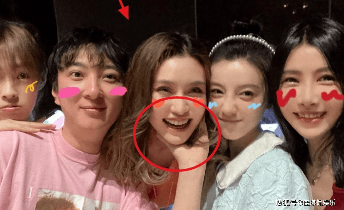 原创王思聪与新女友高调撒糖，躺其腿上好悠闲，女方年轻漂亮身份被扒