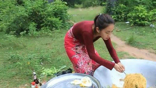 柬埔寨人把方便面当成大餐招待客人，炒了20多包，吃的那叫一个香