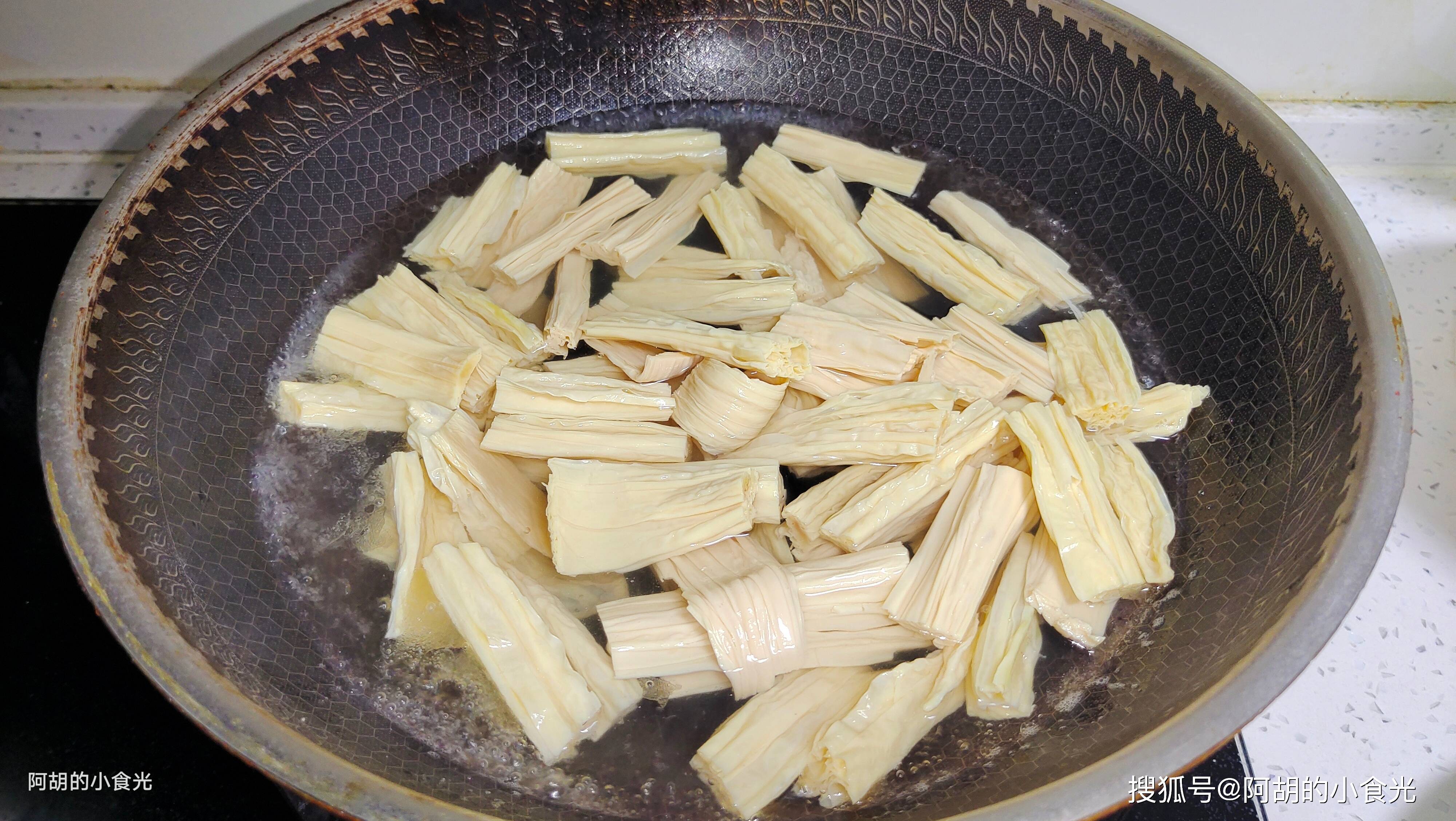 腐竹和它绝配，花钱不多吃得香！天热经常拌一盘，一口清爽不腻、清香开胃