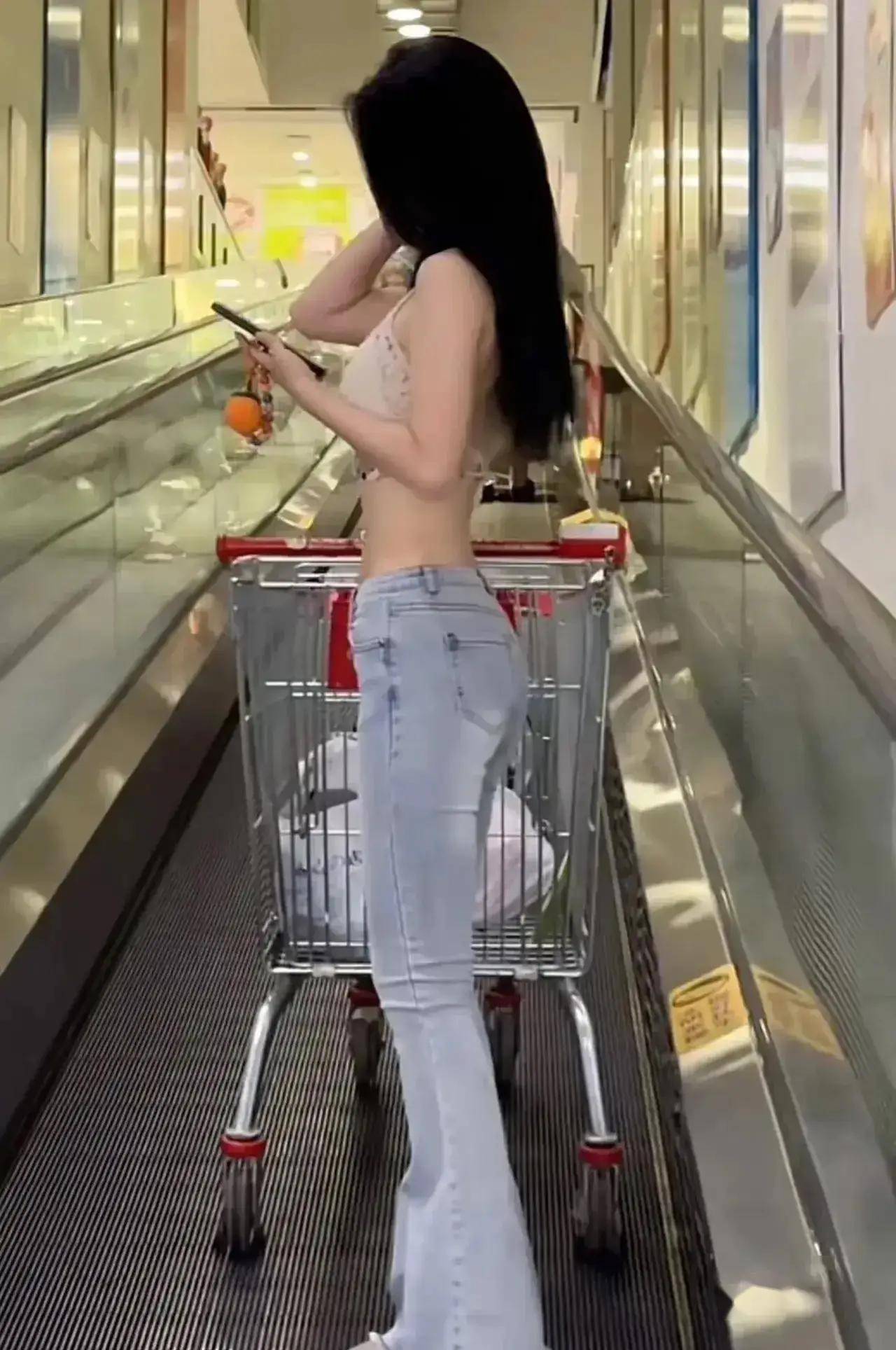 原创美貌与才华兼具!环球小姐冠军的白色比基尼派对照流出,这谁顶得住!