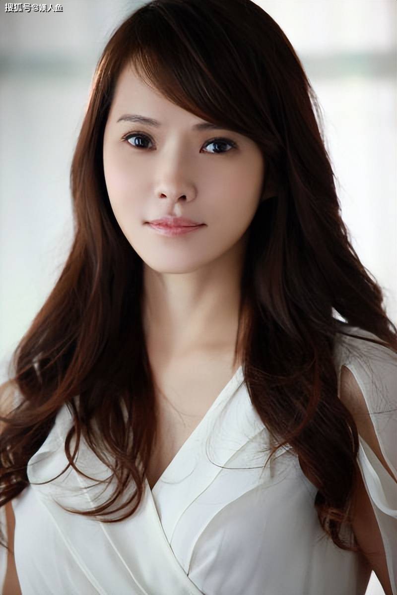 56岁伊能静带女儿回娘家!母女逛街吃路边摊,背影如同姐妹-伊能静接女儿