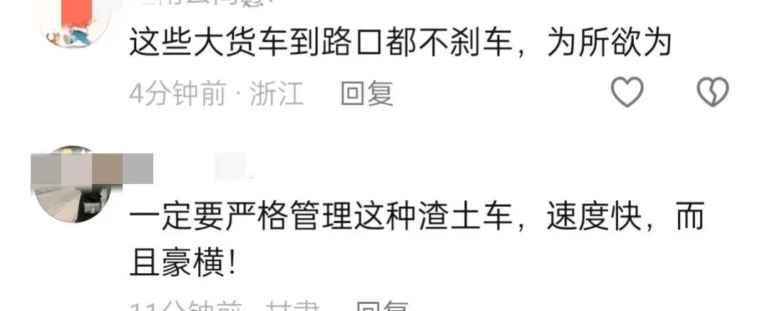 原创太严重！毕节一大货车失控撞上大巴车，大巴车从数米高的陡坡坠落！