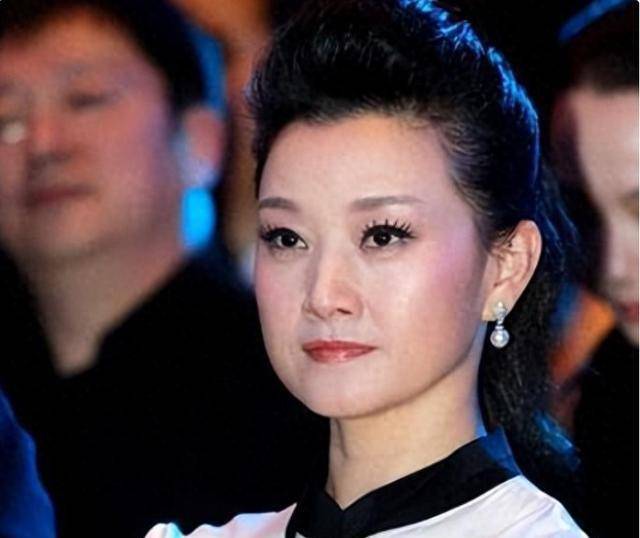 纪实歌唱家宋祖英：和丈夫分居8年，39岁高龄产子，57岁身材似少女