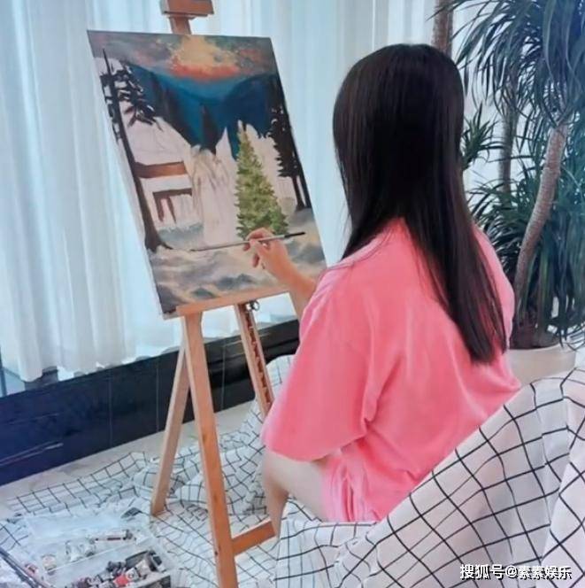 原创李湘晒王诗龄的暑期日常，在迪士尼散发青春活力，小公主变漂亮了