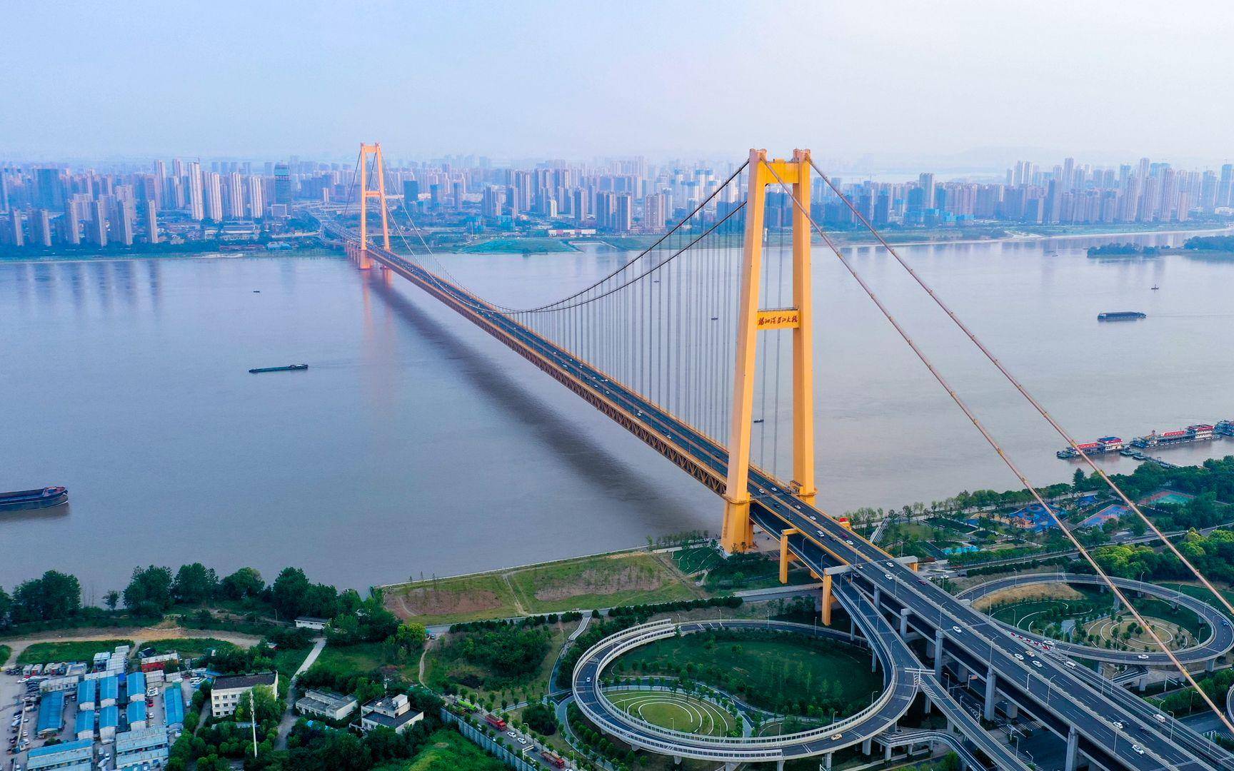 原创100年不锈不坏！16000吨重的主缆，是如何架设到悬索桥上的？