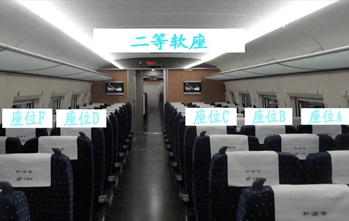 原创男子高铁霸座充电，被女子要求离开，男子：我很累，你怎么一根筋