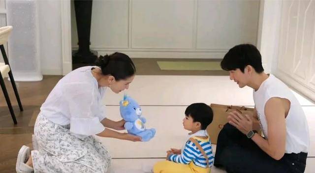 杏彩体育官网泰国明星夫妇推哥Push和Jui带小Pj做客An