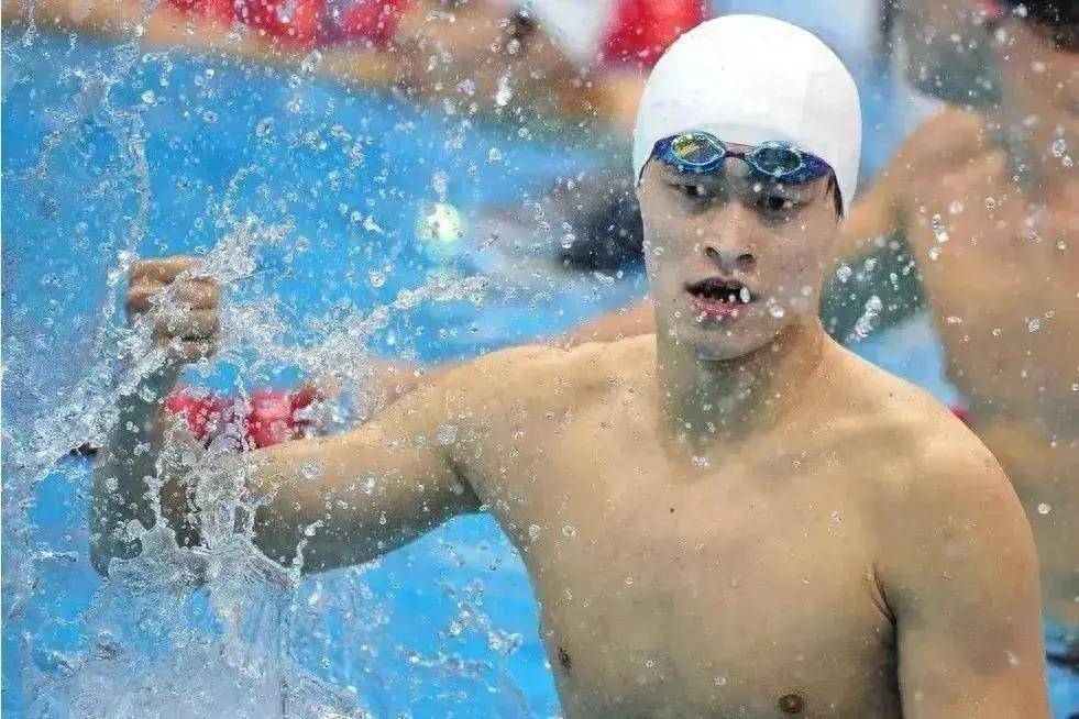 孙杨妻子张豆豆现身全国夏季游泳锦标赛,将观战孙杨400自决赛-孙杨泳游1500视频