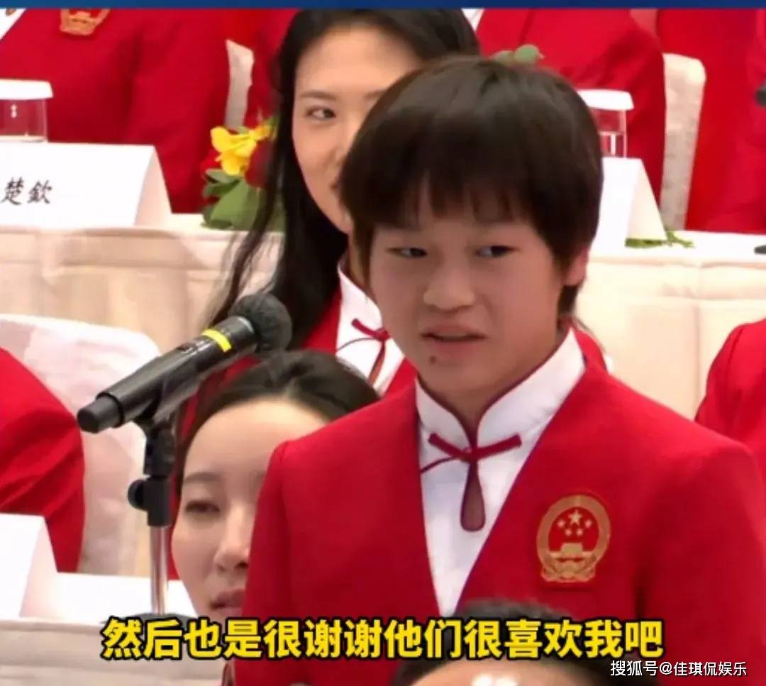 原创 被点名,全红婵站起来回答问题,像被老师抓包,笑坏前排的局长!-太现实!全红婵夺冠全家翻身