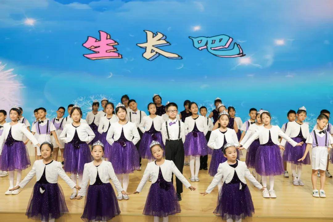 歌曲《生长吧》，愿清华永丰学子都能如歌中所唱，勇往直前，茁壮成长！一年级新生情景剧《今天我上小学啦》