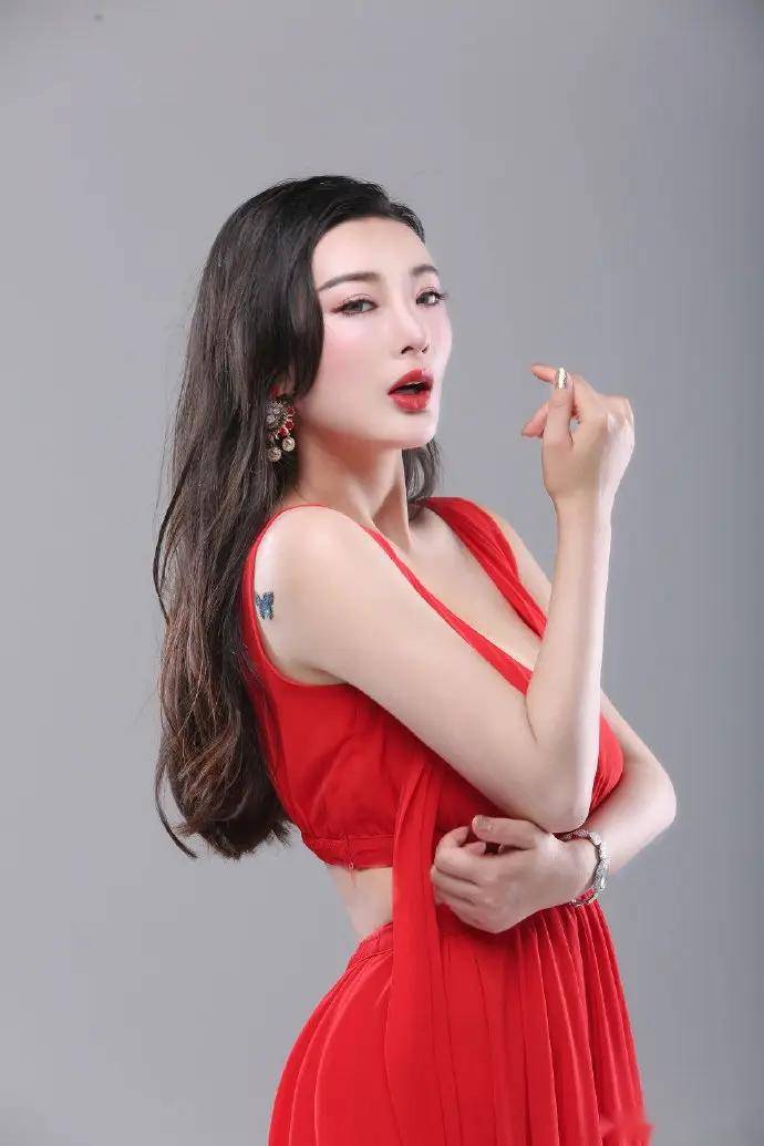 原创            女神王李丹妮,这丰腴身材简直是人间瑰宝!
