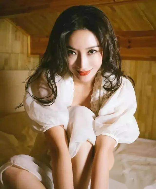 原创            才华横溢!王李丹妮这多才多艺的女神,让人们敬仰不已!