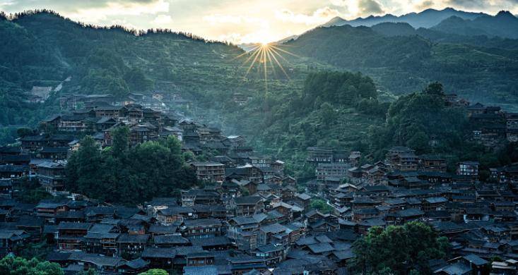 中国唯一没有平原的省份，悬崖峭壁建房子，过于低调的旅游胜地