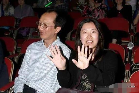 伏明霞欲撮合女儿和潘展乐，被曝与富豪离婚净身出户，如今要子女强强联合？