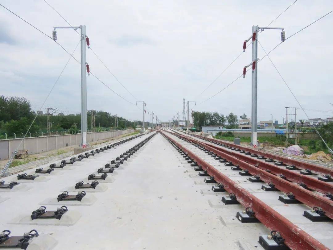 高铁钢轨一根长500米，重30吨，如何运输铺设？中国高铁的黑科技
